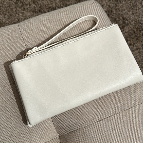 Kate Spade New York

MILLIE BOW MEDIUM WRISTLET - Picture 3 of 4